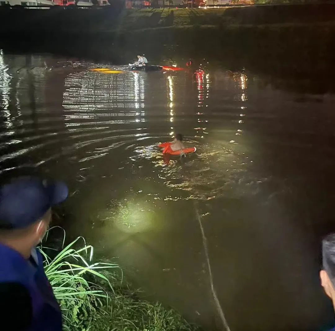 南昌一轿车不慎开入河中被困,民警五分钟两次入水紧急救援