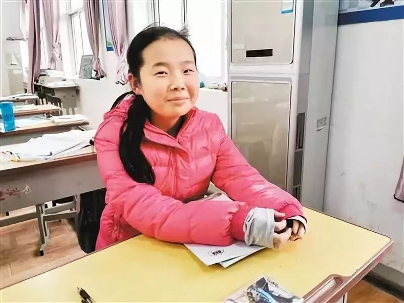 「人民日报」俩女孩上学途中做了件“小事”，“惊动”了全校…