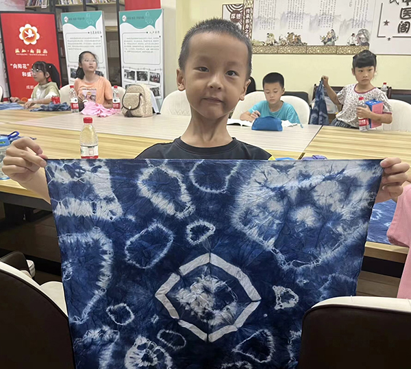 “五育润心”主题教育课堂活动在成都温江区举行_fororder_小学生展示非遗印染作品