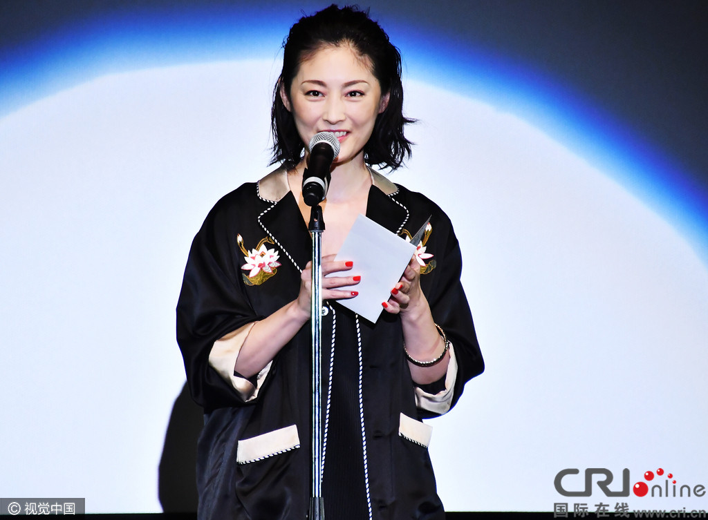 吴亦凡蒋勤勤获金鹤奖最佳男女演员 常盘贵子颁奖 - 国际在线移动版