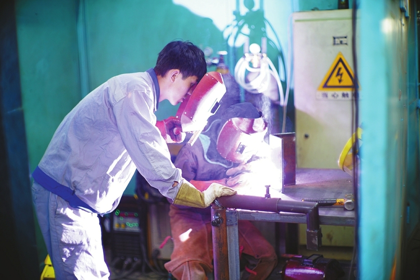 （焦点图，导航成都，移动端）四川青年五四奖章获得者：为国争光 被称“焊武帝”