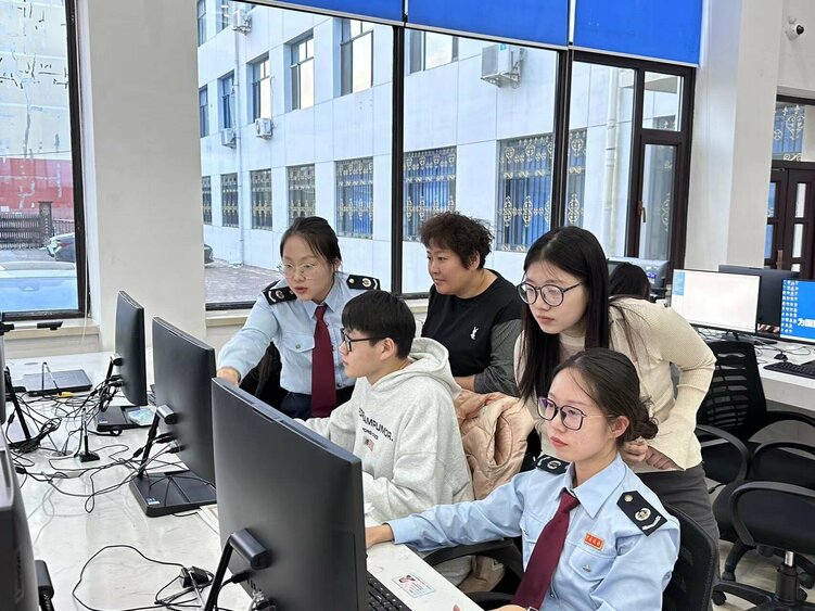 黑龙江省佳木斯市汤原县:以“税动力”为引擎 助推企业高质量发展_fororder_工作人员指导业户线上办理业务_proc