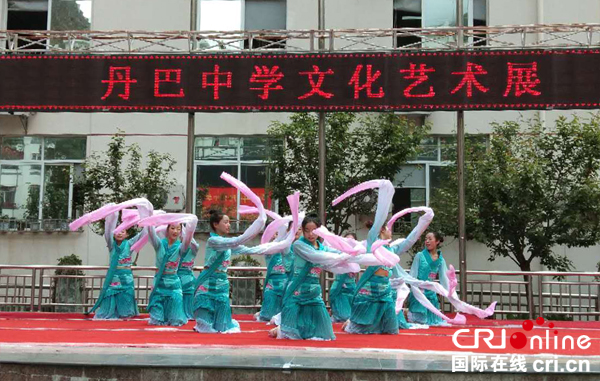 图片默认标题_fororder_学校开展艺术展活动