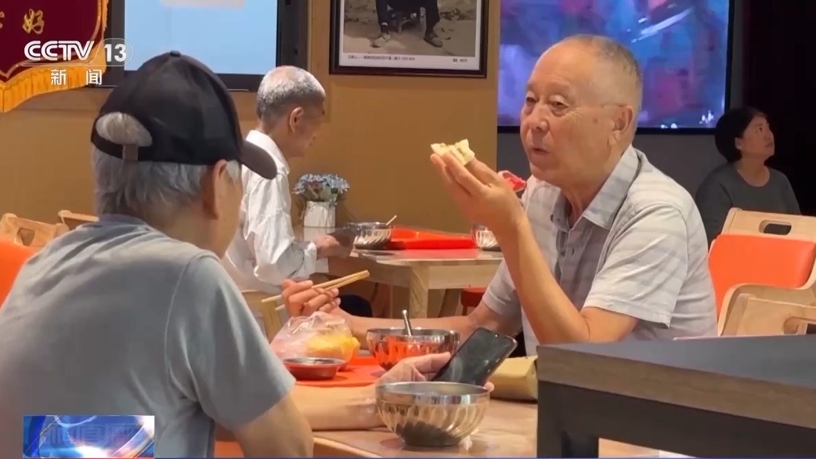 暖心!超市开设“老人助餐点” 独居老人吃上了“热乎饭”