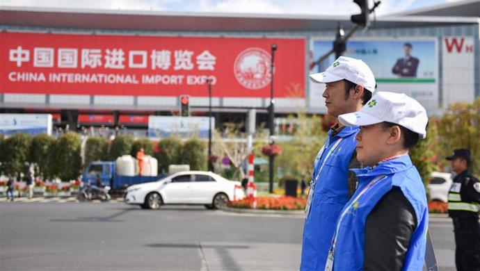 [上观新闻]这些天，800多株“微笑四叶草”整装上阵，向全球宾客