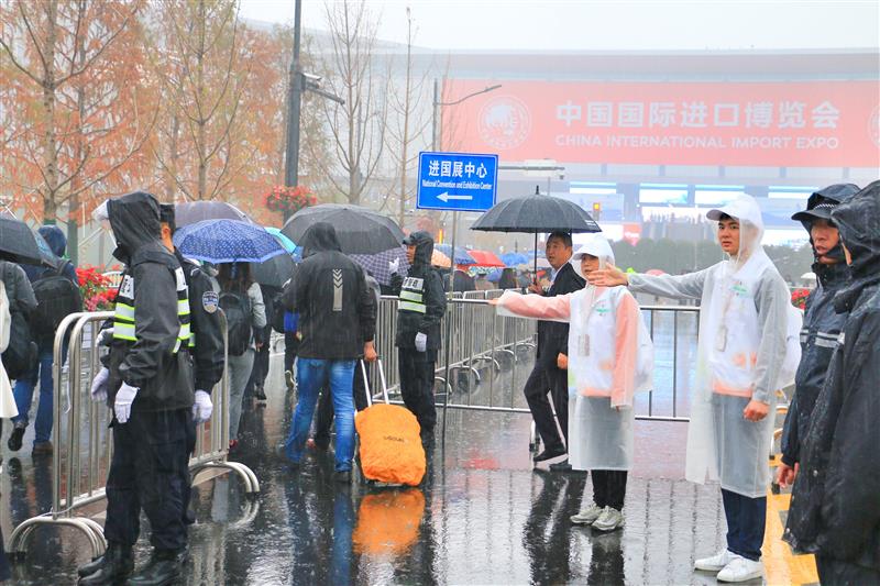 [上观新闻]这些天，800多株“微笑四叶草”整装上阵，向全球宾客