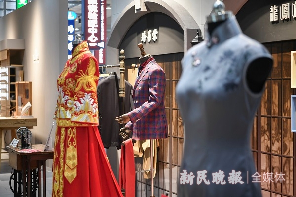 [新民晚报]在非遗和老字号上海展区品味“上海时光”：一转身就踏