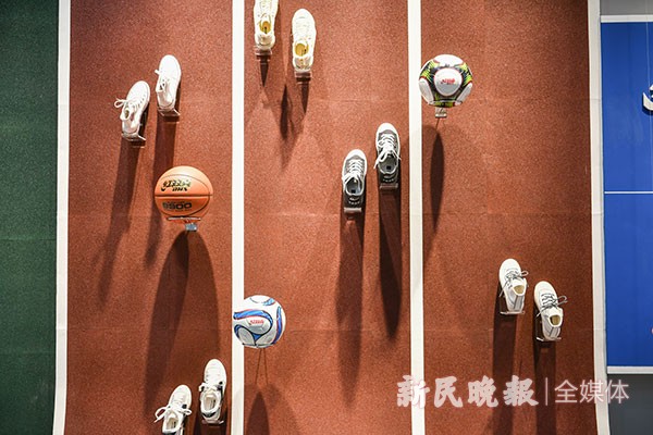 [新民晚报]在非遗和老字号上海展区品味“上海时光”：一转身就踏