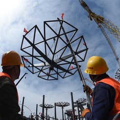 北京世园会国际馆“钢铁花伞”连成“花海” 北京世园会国际馆“钢铁花伞”连成“花海”