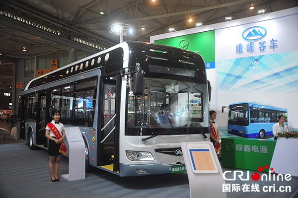 图片默认标题_fororder_“本土造”峨眉纯电动新能源客车亮相展会（摄影-刘世光）