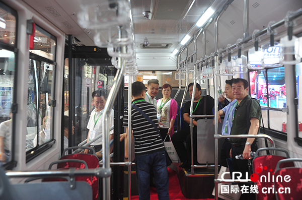 图片默认标题_fororder_参展商体验“本土造”峨眉纯电动新能源客车乘坐感（摄影-刘世光）