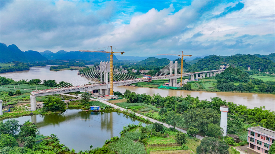 南凭高铁崇凭段上金左江双线特大桥顺利合龙_fororder_6月26日,南凭高铁崇凭段上金左江双线特大桥顺利合龙,全线重点关键工程基本完工。封荣权 摄 (2).JPG