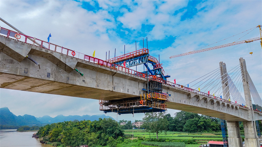 南凭高铁崇凭段上金左江双线特大桥顺利合龙_fororder_6月26日,南凭高铁崇凭段上金左江双线特大桥顺利合龙,全线重点关键工程基本完工。韦建松 摄.JPG