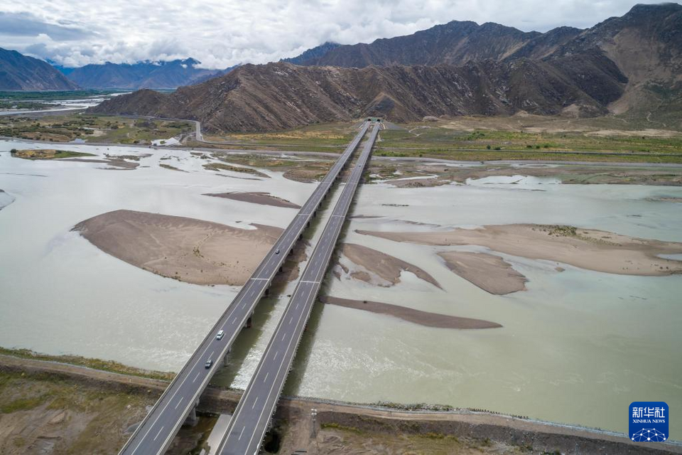 西藏拉萨至日喀则高等级公路全线建成通车