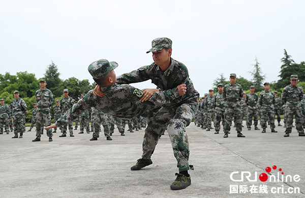 图片默认标题_fororder_民兵应急连的基干民兵在训练搏击战术