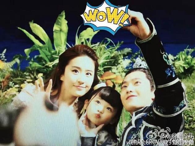 刘亦菲晒与杨洋片场自拍 手机P成蘑菇-新华网