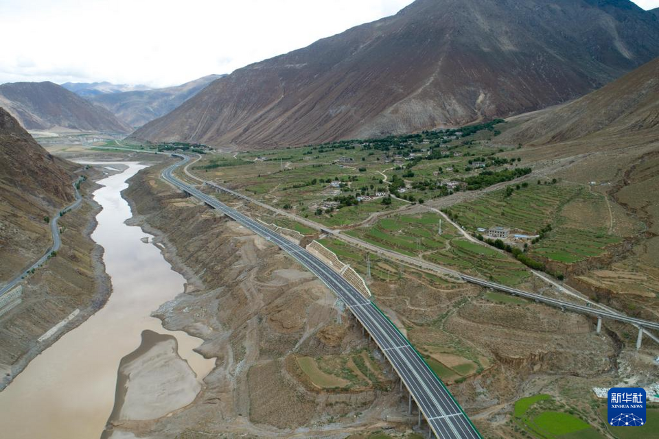 西藏拉萨至日喀则高等级公路全线建成通车