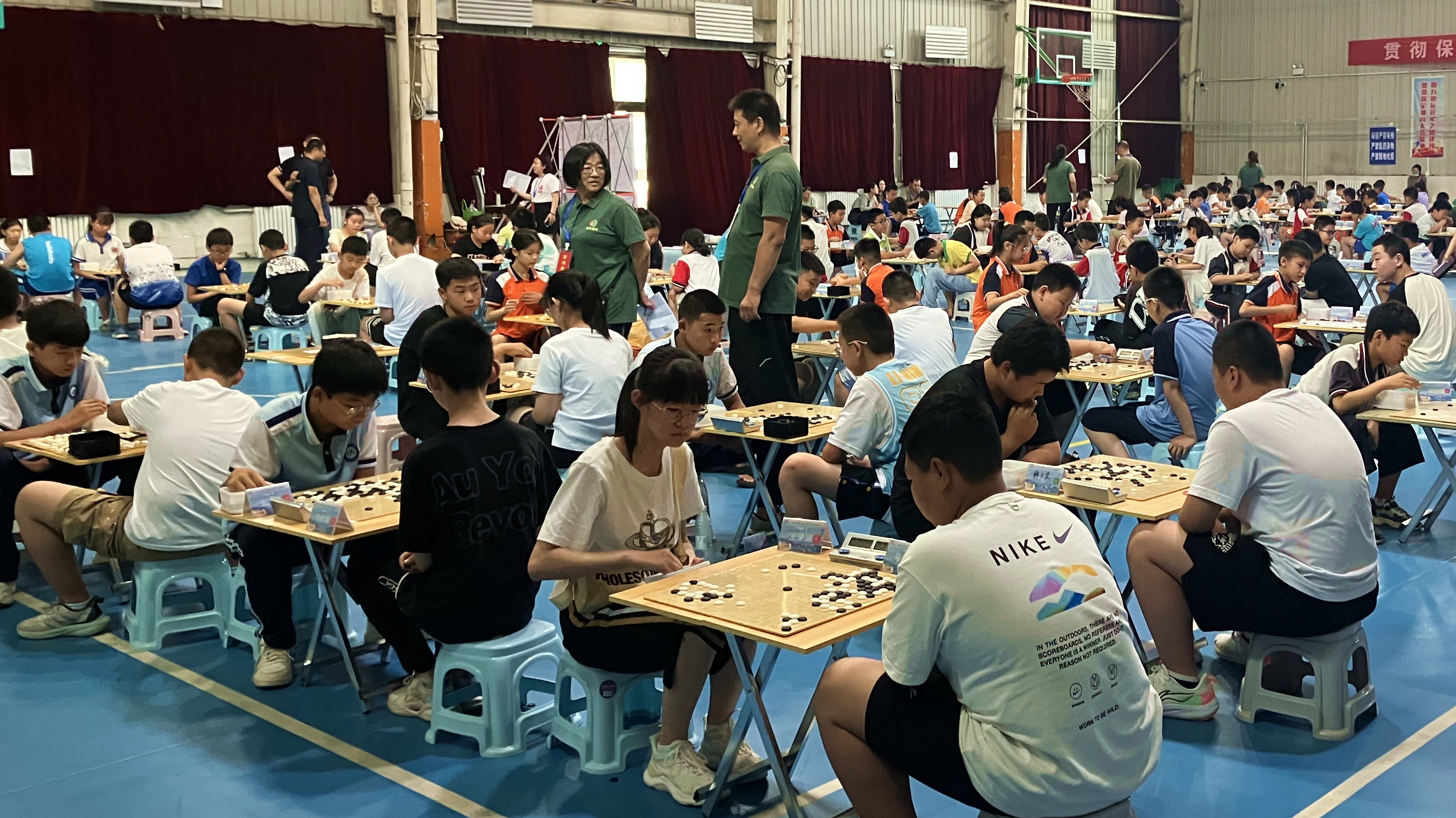 河北唐县:智趣对弈 “棋”乐无穷_fororder_“奔跑吧·少年”少年儿童围棋赛比赛现场 (2)