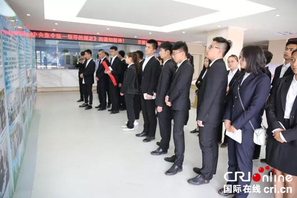 图片默认标题_fororder_大学生们观看戒毒宣传展板--成都戒毒康复所供图