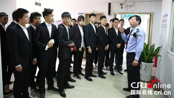 图片默认标题_fororder_三大队民警为大学生们讲解康复所对强戒人员的管理教育理念、工作措施和效果--成都戒毒康复所供图