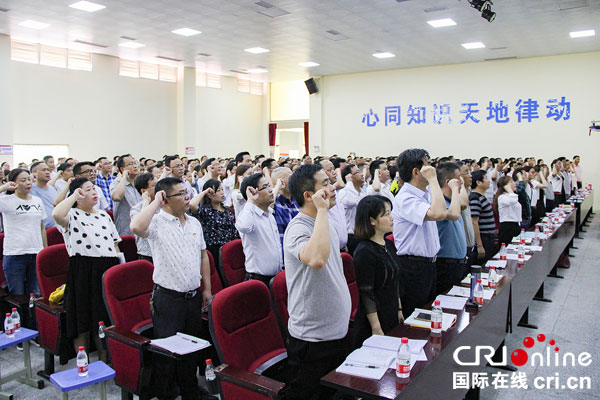 图片默认标题_fororder_教师庄严宣誓（摄影-杨梦婧）