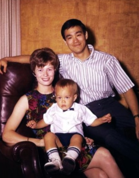 拍戏误枪杀李小龙儿子 男星愧疚23年离世 - 国