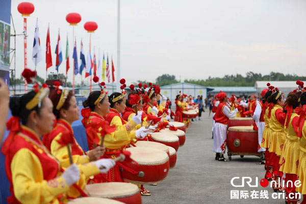 图片默认标题_fororder_锣鼓队为铁人三项比赛开幕助威（摄影-毛兴家）