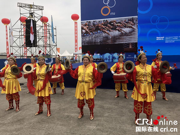 图片默认标题_fororder_锣鼓队为铁人三项比赛开幕助威（摄影-刘垚）