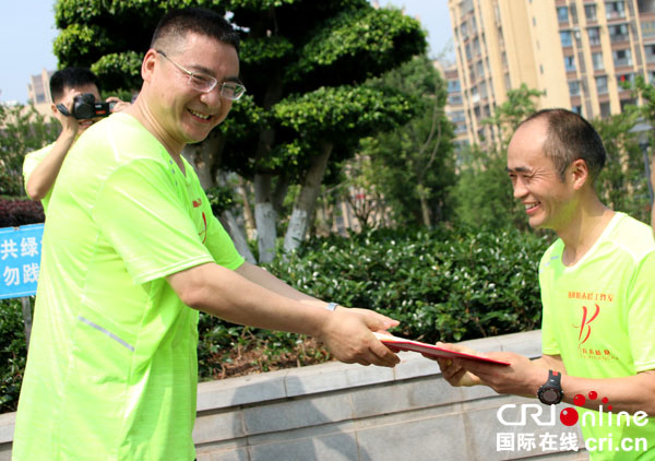 图片默认标题_fororder_李杰（左）为获得男子组一等奖周玉平颁发证书--（摄影--高学兵）