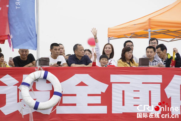 图片默认标题_fororder_岸边热情的观众正在观赛1（摄影-毛兴家）