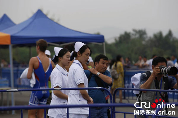 图片默认标题_fororder_志愿者-医护人员在现场（摄影-毛兴家）