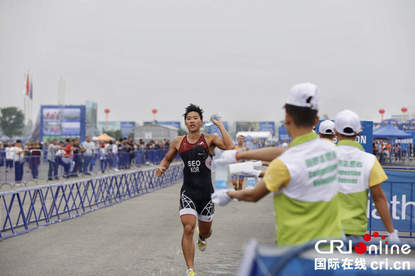 图片默认标题_fororder_志愿者默默奉献给赛场运动员递水1-摄影毛兴家
