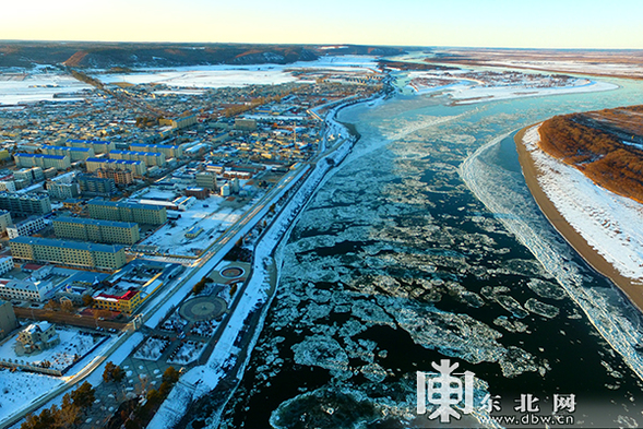 气温持续降低中俄界江黑龙江呼玛段开始跑冰排