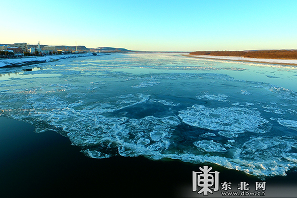 气温持续降低中俄界江黑龙江呼玛段开始跑冰排