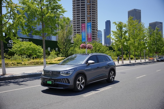 2024夏季达沃斯举行 “绿色使者”上汽大众ID.6 X再度担当会议保障车_fororder_image002