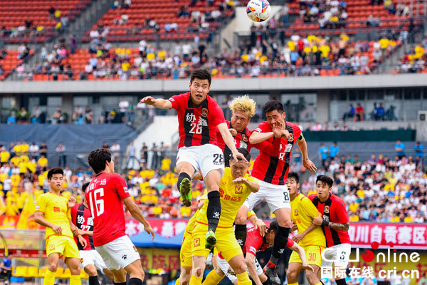 图片默认标题_fororder_4球场上的激烈拼抢（摄影-廖志全）