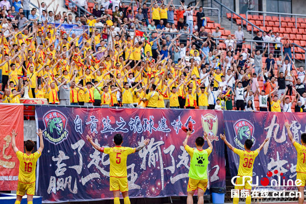 图片默认标题_fororder_6九牛队员向热情的球迷致谢（摄影-廖志全）