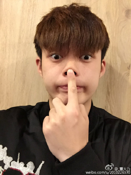 《快本》晒丑照大会 何炅谢娜董力张伦硕拼了(图)