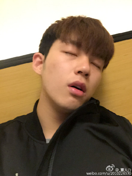 《快本》晒丑照大会 何炅谢娜董力张伦硕拼了(图)