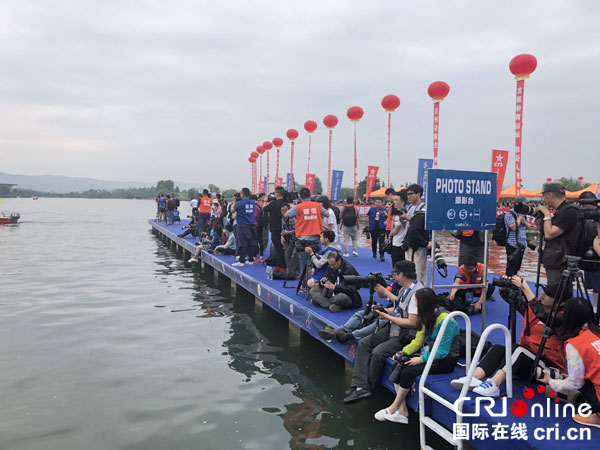 图片默认标题_fororder_国内外媒体“长枪短炮”拍摄记录“铁三”新闻（摄影-刘垚）