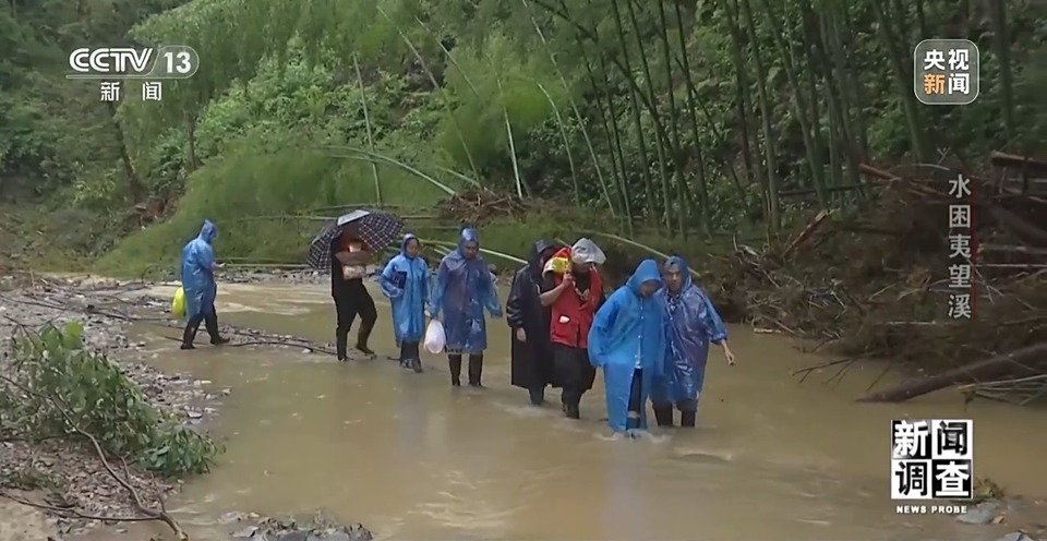 新闻调查丨罕见特大暴雨来袭 洪水围困的夷望溪镇经历了什么?