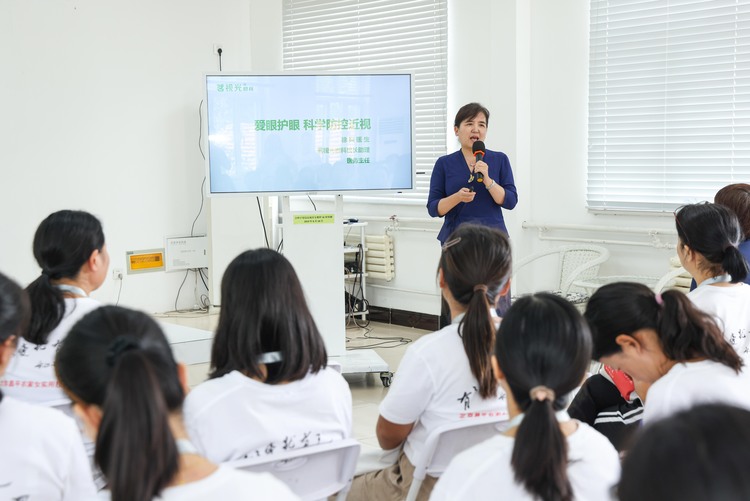 心中有愛 眼里有光！第8屆茗視光眼科助鄉(xiāng)村女教師摘鏡公益活動在京啟動_fororder_茗視光眼科徐爽主任為教師們普及近視防控知識