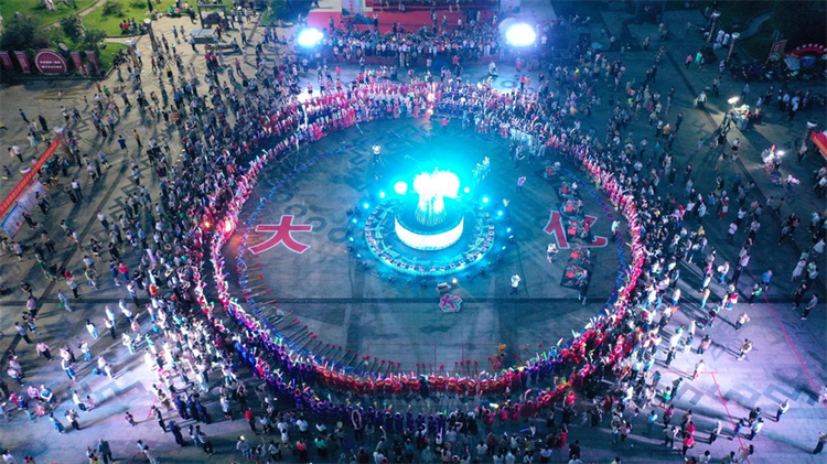 广西大化:篝火碰蛋打扁担  尽显布努瑶最炫“民族风”_fororder_图片1