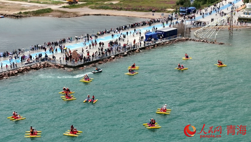 青海:“高原蓝宝石”游人如织享湖光盛宴 青海:“高原蓝宝石”游人如织享湖光盛宴