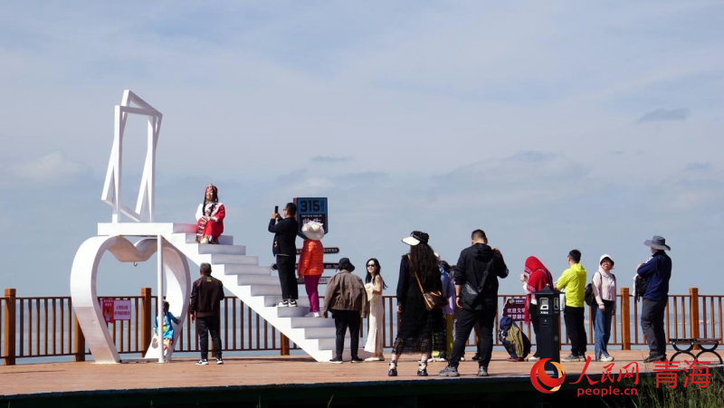 青海:“高原蓝宝石”游人如织享湖光盛宴 青海:“高原蓝宝石”游人如织享湖光盛宴