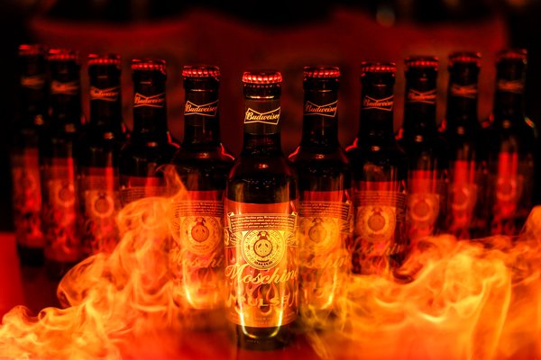 百威宣布与MOSCHINO合作 十五款跨界时尚单品与联名啤酒首秀登场 百威宣布与MOSCHINO合作 十五款跨界时尚单品与联名啤酒首秀登场