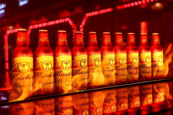 百威宣布与MOSCHINO合作 十五款跨界时尚单品与联名啤酒首秀登场 百威宣布与MOSCHINO合作 十五款跨界时尚单品与联名啤酒首秀登场