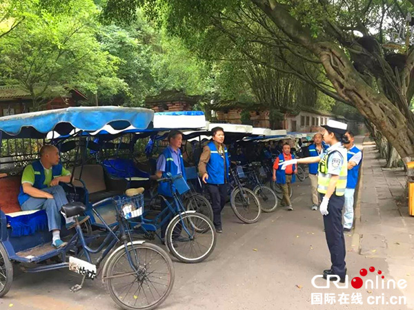 图片默认标题_fororder_民警做宣传工作