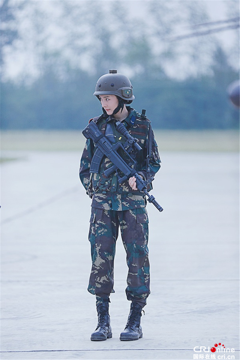 一场真枪实弹,充满"硝烟"的实兵对抗震撼爆发,全副武装的杨幂如何在