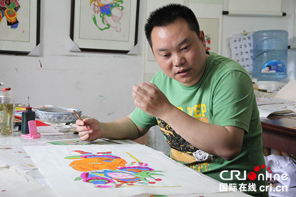 图片默认标题_fororder_陈刚在作画（摄影-刘浪涛）